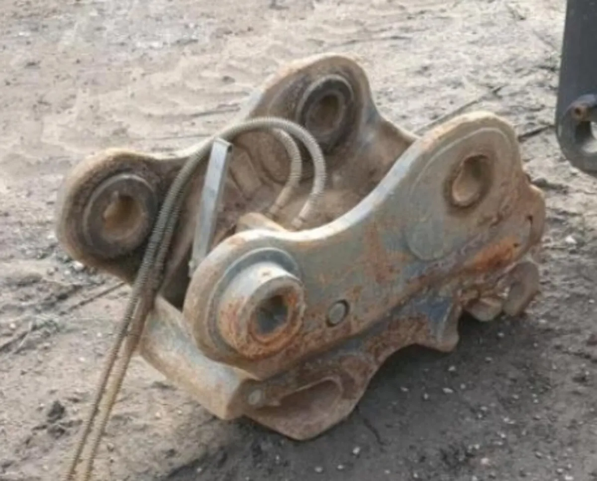 HYDRAULIC QUICK HITCH (70MM PINS) - Image 2