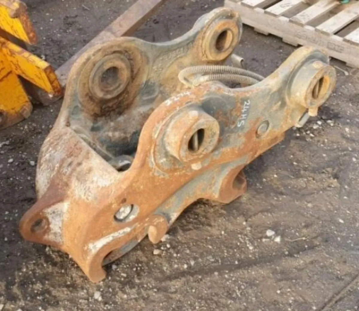 HYDRAULIC QUICK HITCH (70MM PINS) - Image 1