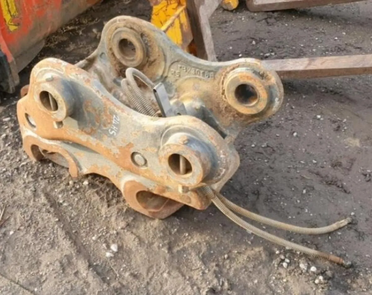 HYDRAULIC QUICK HITCH (70MM PINS) - Image 3