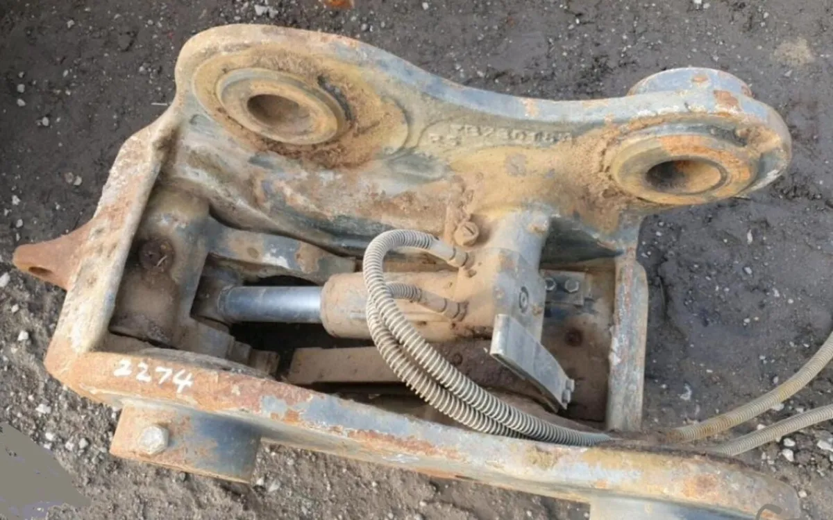 HYDRAULIC QUICK HITCH (70MM PINS) - Image 4