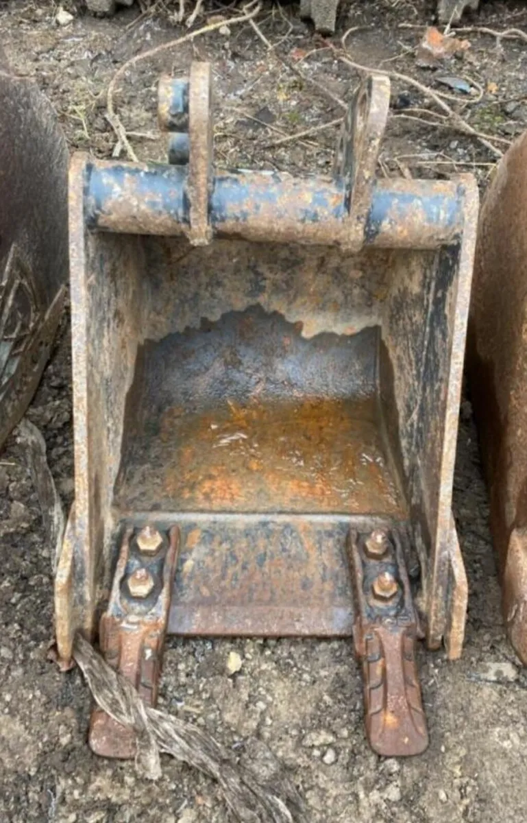 1FT DIGGING BUCKET (25MM PINS) - Image 1