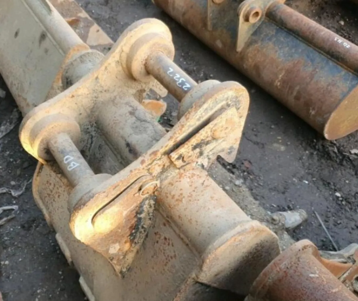 23'' DIGGING BUCKET (45MM PINS) - Image 3