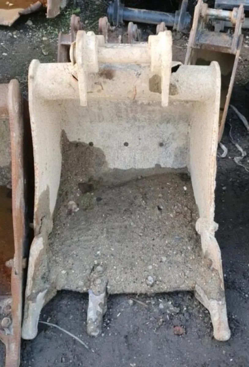 23'' DIGGING BUCKET (45MM PINS) - Image 1