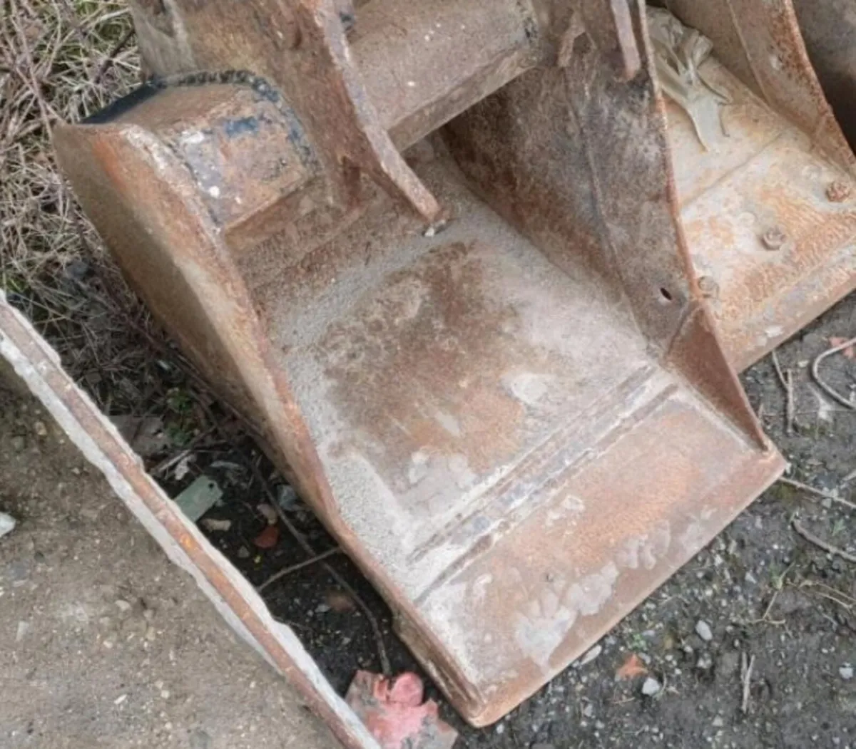 18'' DIGGING BUCKET (45MM PINS) - Image 1