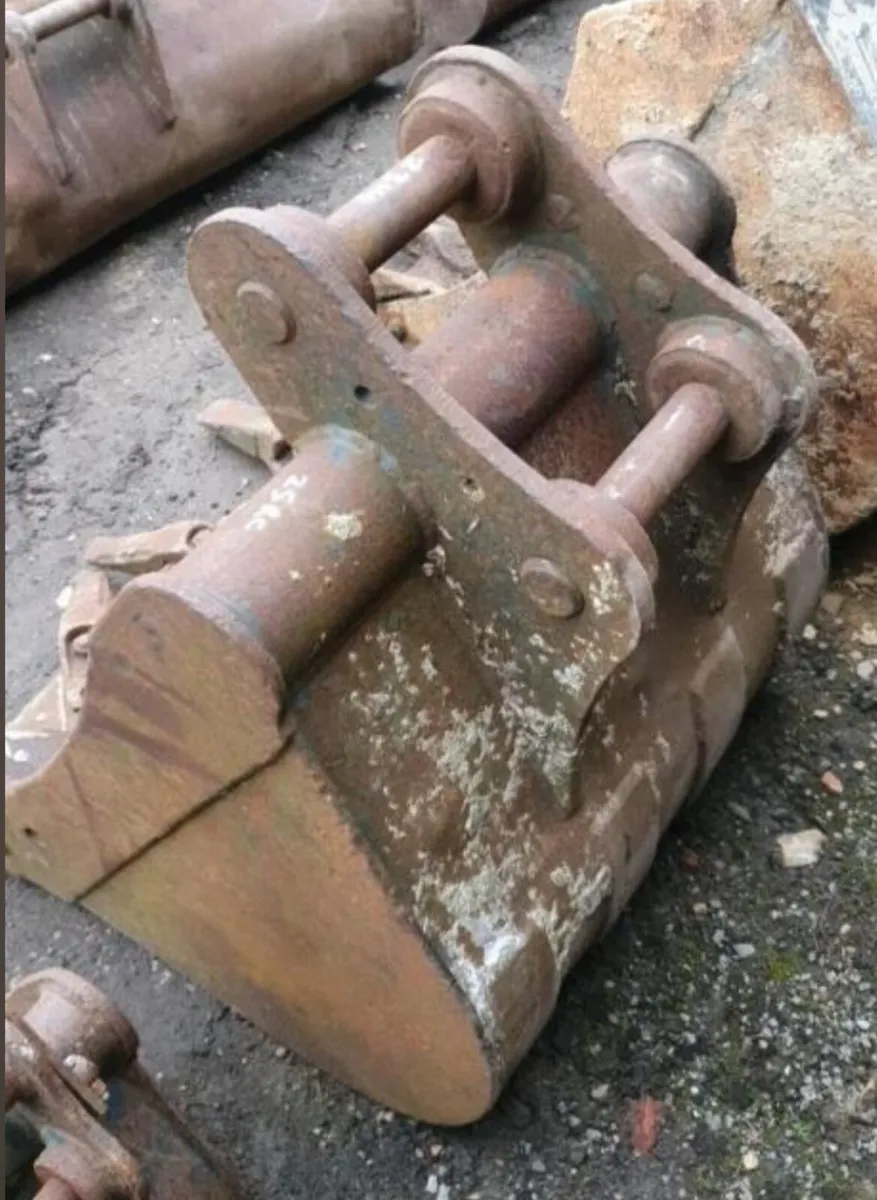 2FT DIGGING BUCKET (45MM PINS) - Image 1