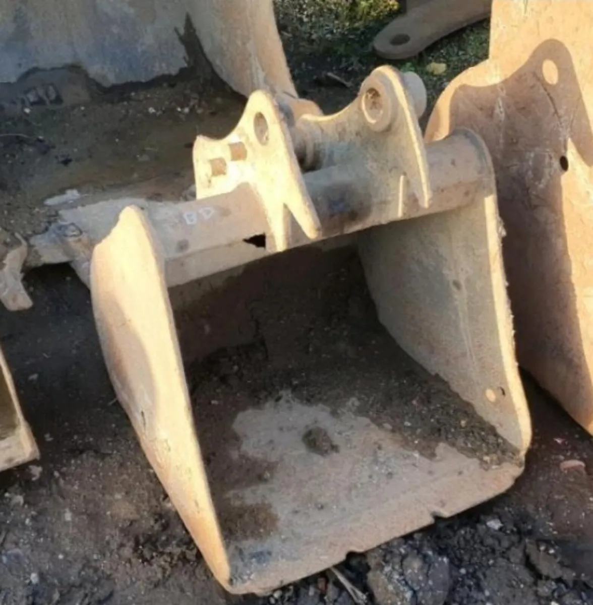 23'' DIGGING BUCKET (45MM PINS) - Image 1