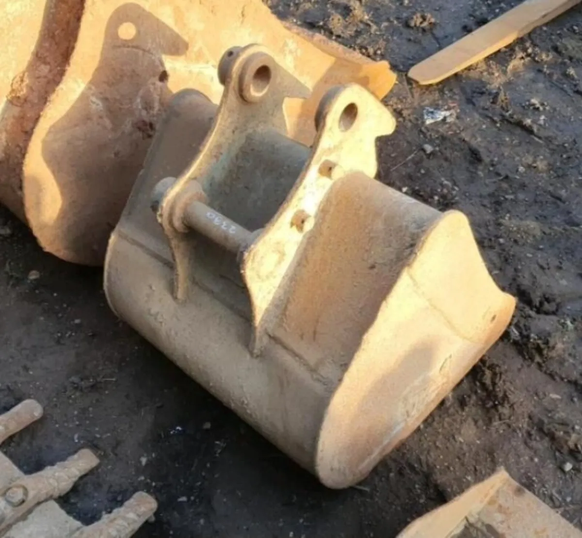 23'' DIGGING BUCKET (45MM PINS) - Image 2