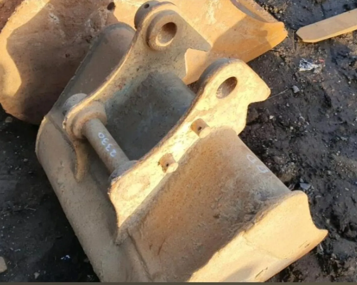 23'' DIGGING BUCKET (45MM PINS) - Image 3