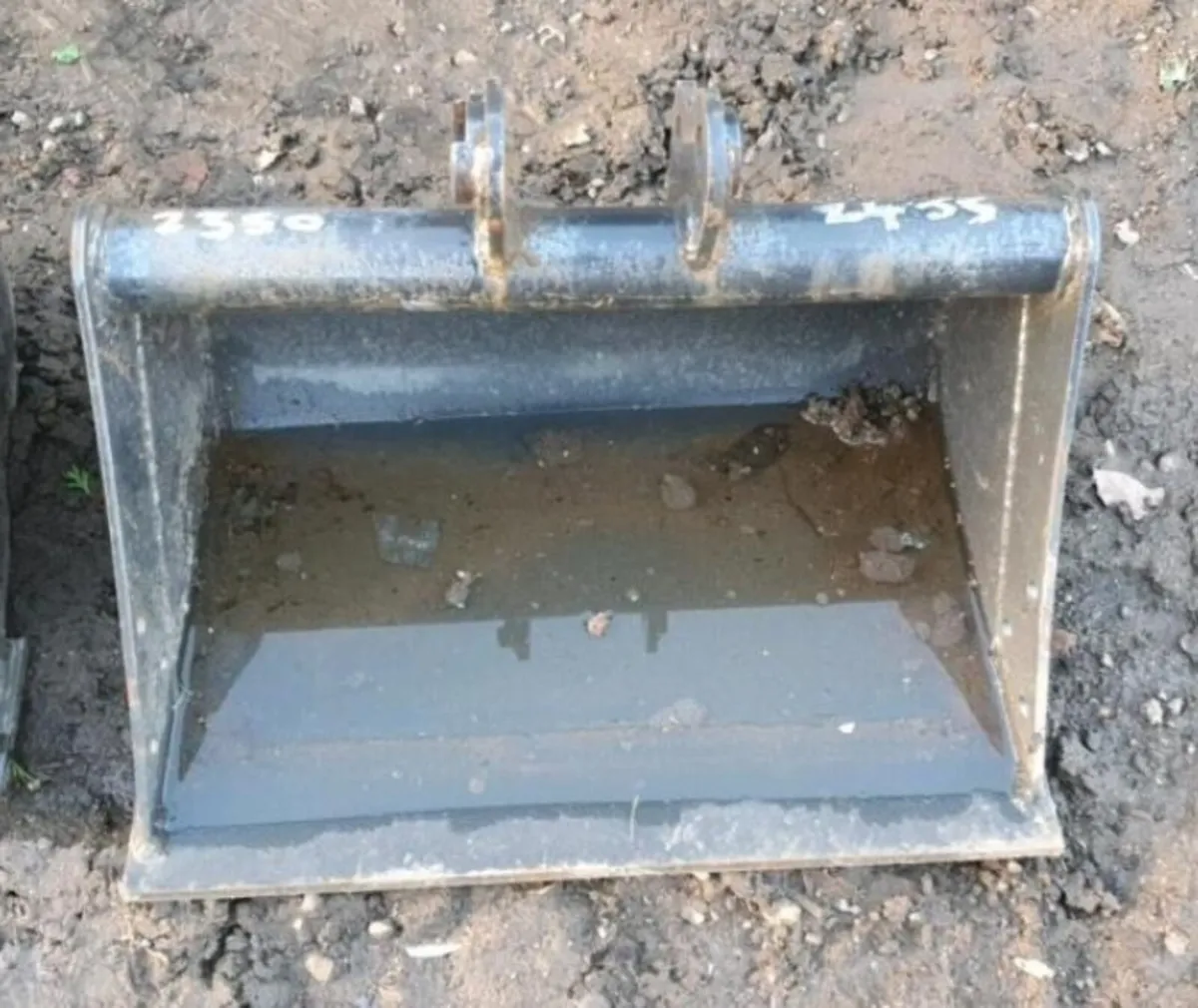 19'' DIGGING BUCKET (25MM PINS) - Image 1