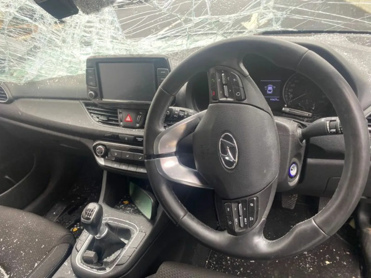 20 HYUNDAI I30 FASTBACK Breaking only - Image 2