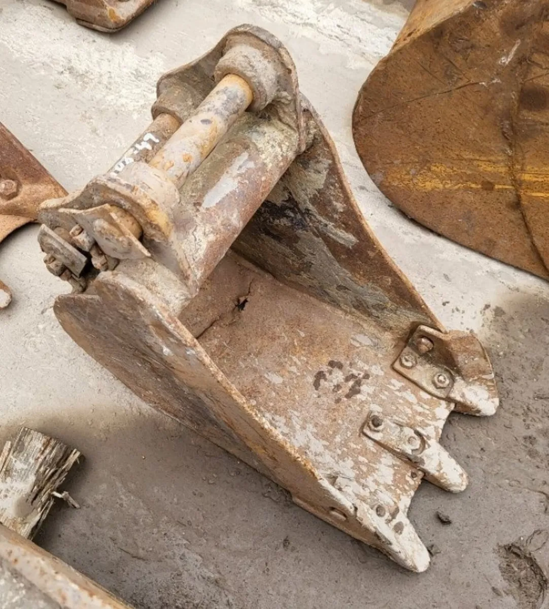 1ft Digging Bucket - 35mm Pins - Image 1