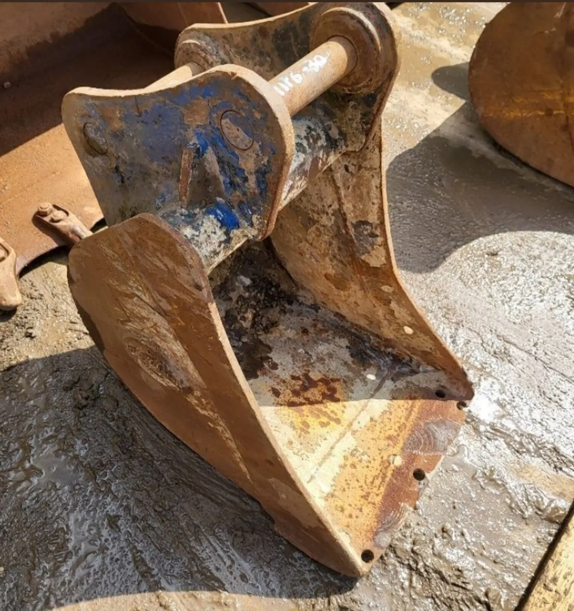 1.5ft Digging Bucket - 45mm Pins - Image 1