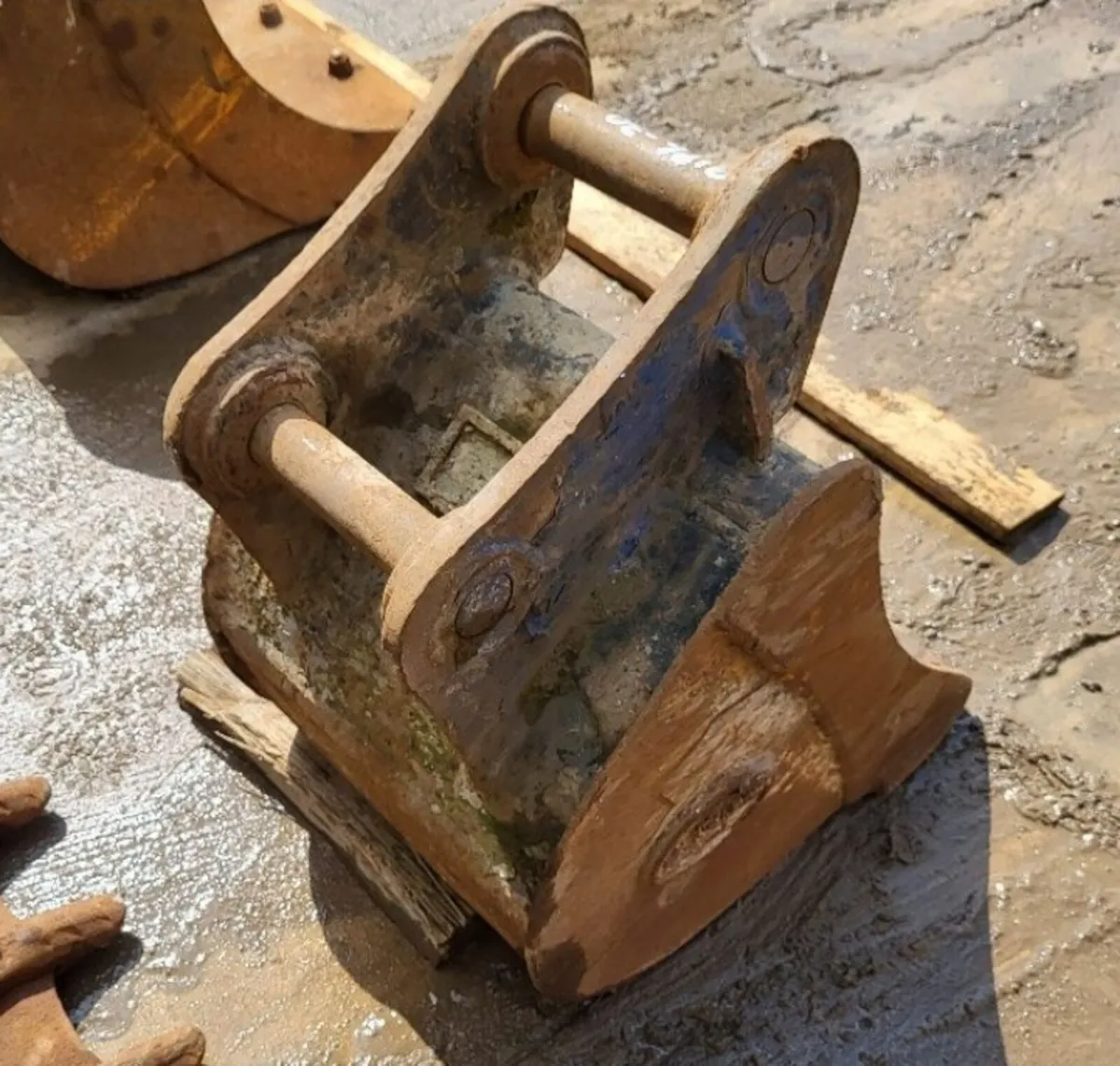 1.5ft Digging Bucket - 45mm Pins - Image 2