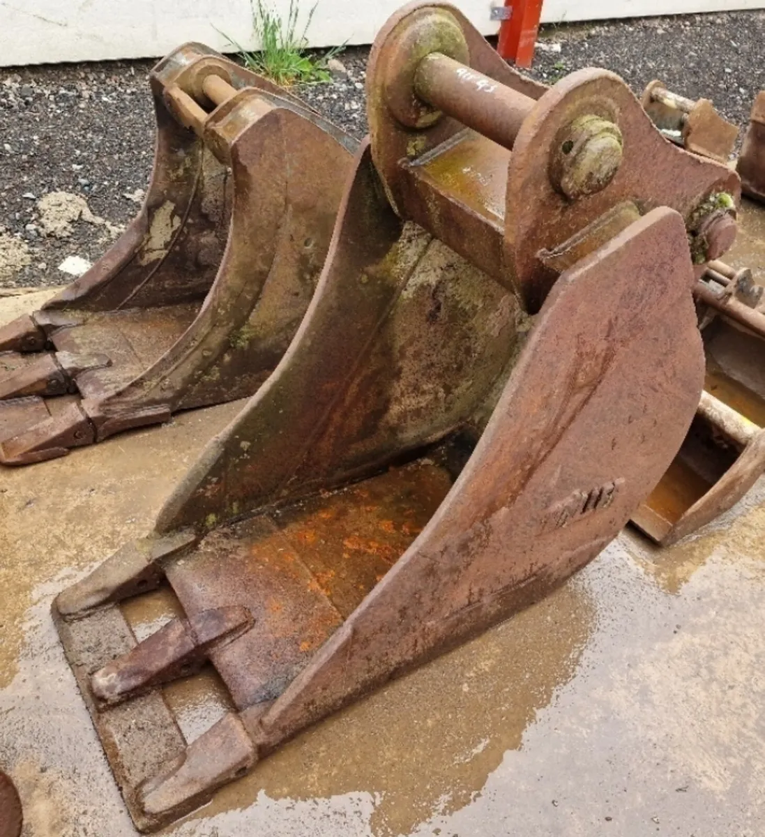 2ft Digging Bucket 80mm Pins - Image 1