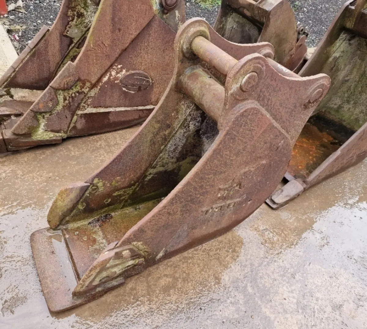 16" Digging Bucket 65mm Pins - Image 1