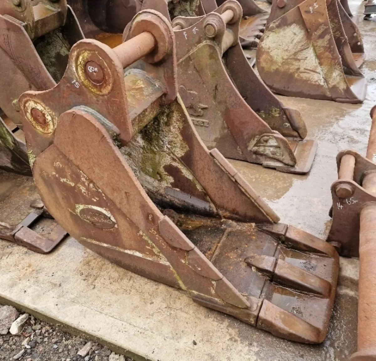 Strickland 2ft Digging Bucket 80mm Pins - Image 1