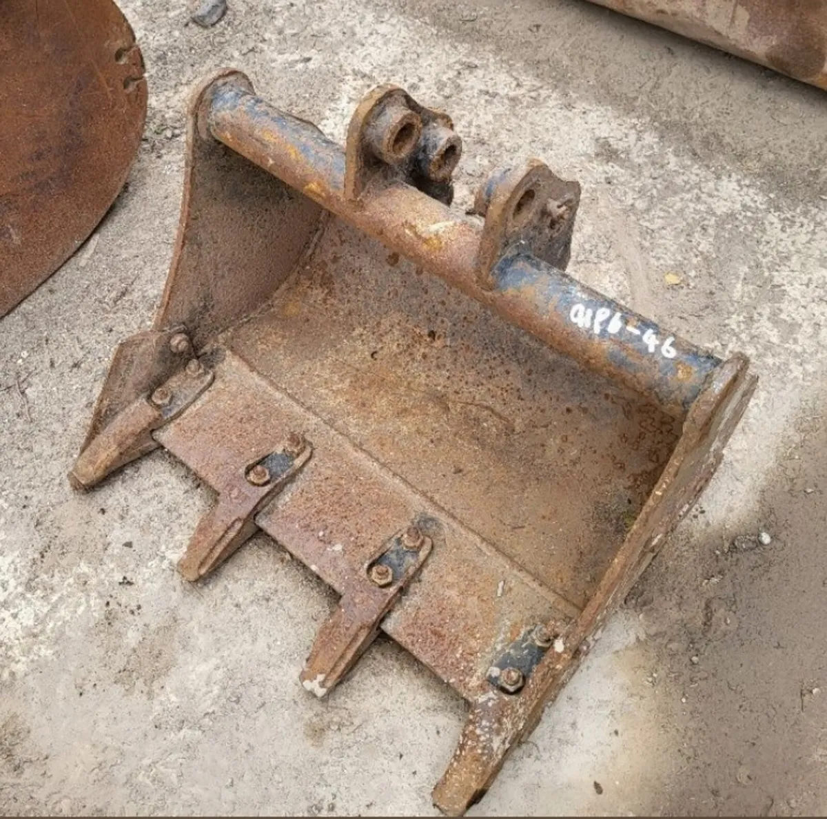 2ft Digging Bucket - 30mm Pins - Image 1