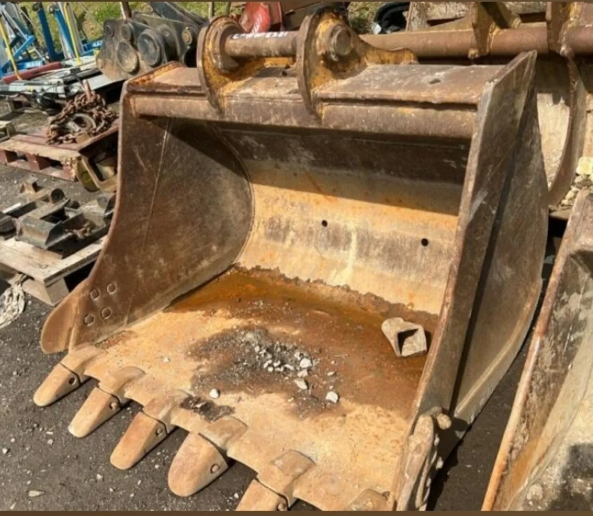 5FT DIGGING BUCKET (70MM PINS) - Image 1