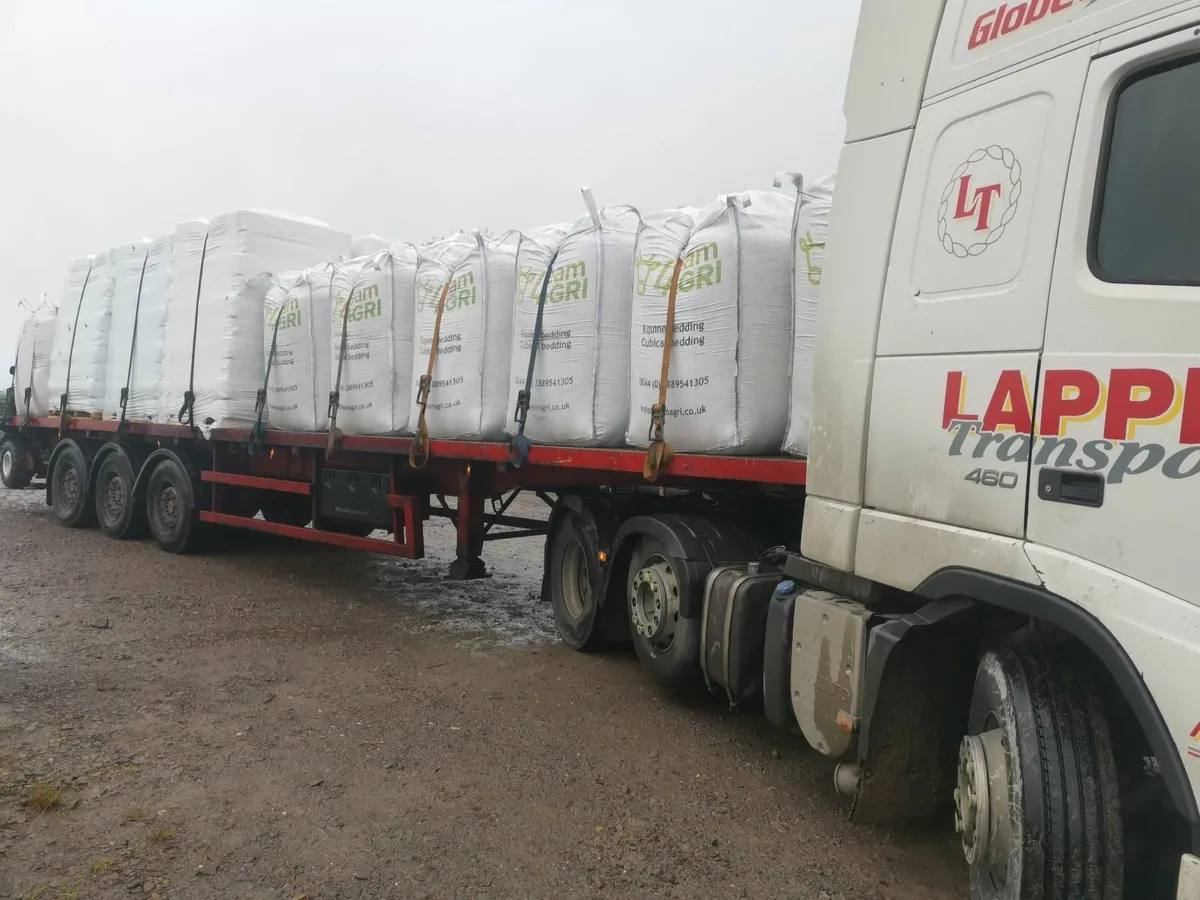 Bales of sawdust and shavings. bedding - Image 4
