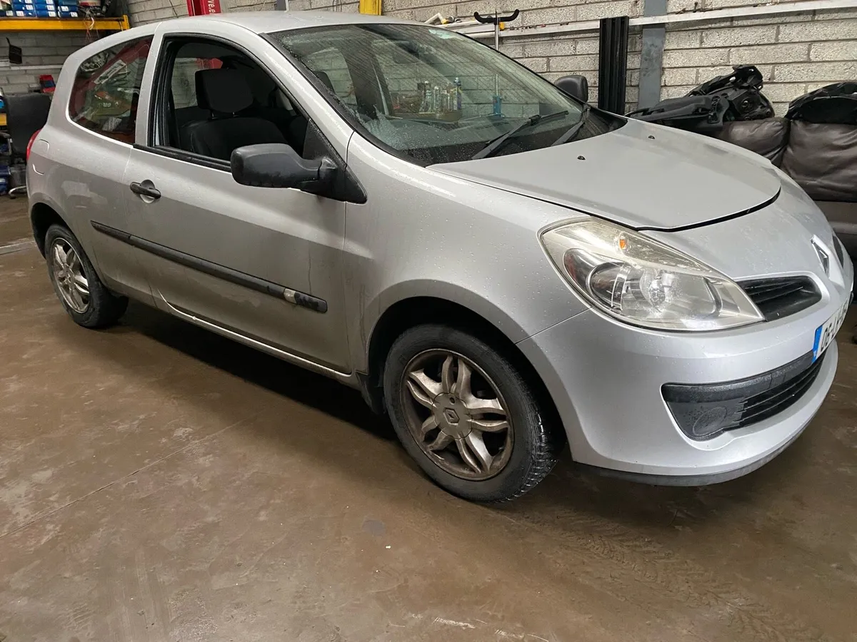 Renault Clio 1.2p for breaking - Image 1