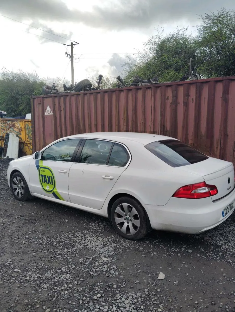 Breaking Skoda superb 2013 cayc MDM  lf9e 1.6tdi - Image 2