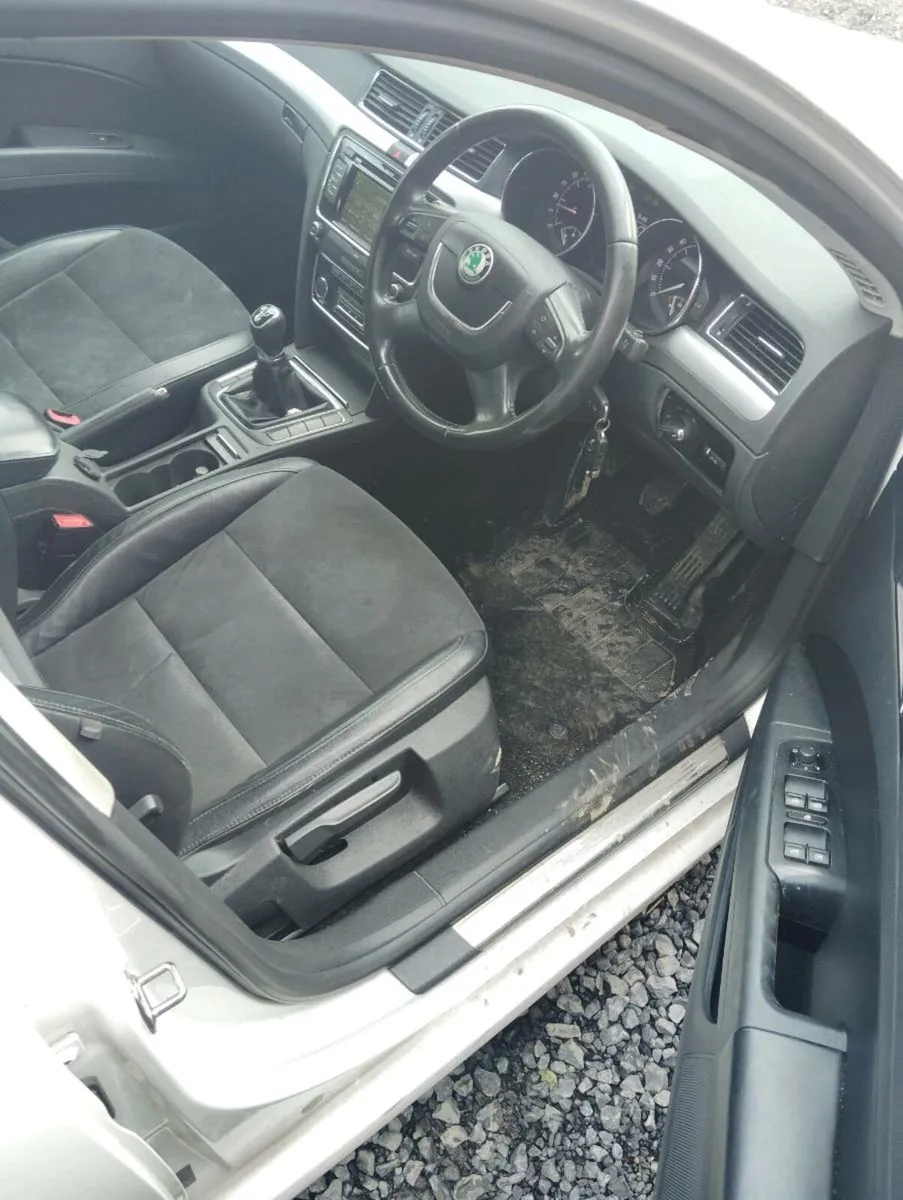 Breaking Skoda superb 2013 cayc MDM  lf9e 1.6tdi - Image 4