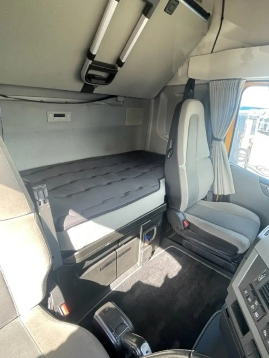 201 Volvo FH 500 6x2 Tractor Unit - Image 4