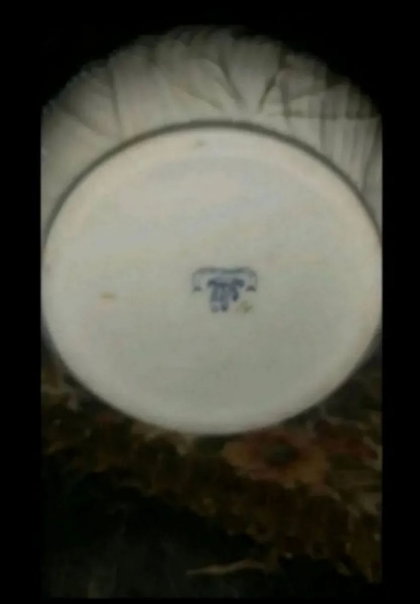 Beautiful Belleek shamrock tall vase - Image 2