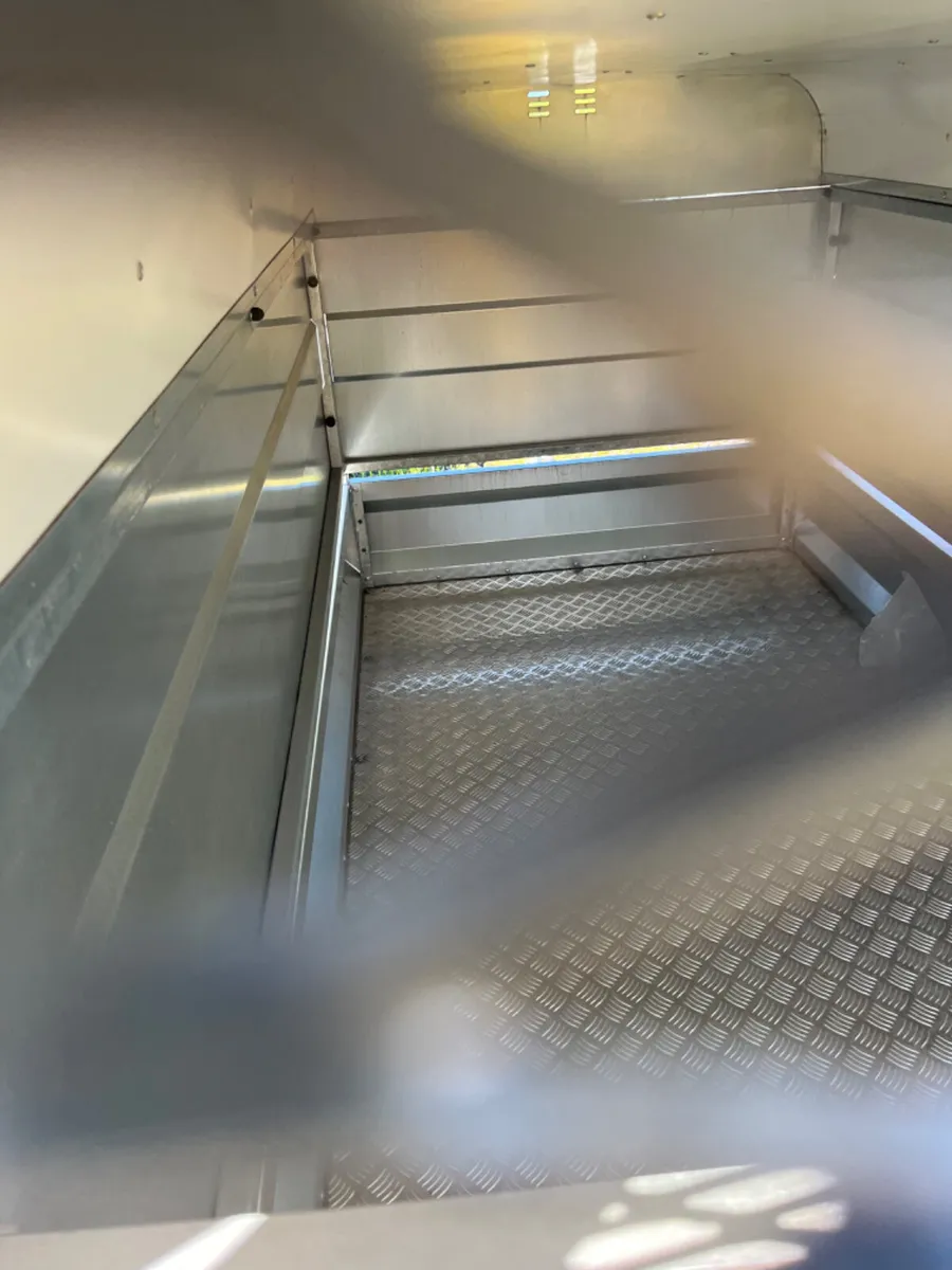 Mtech single axle livestock trailer used once - Image 4