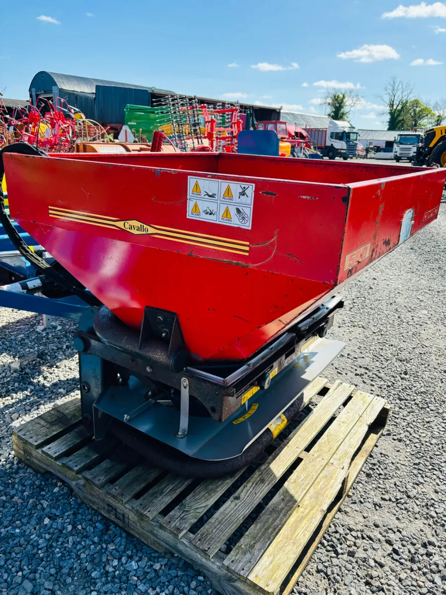 Cavallo fertiliser spreader - Image 1