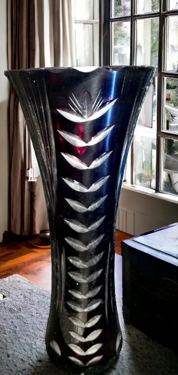 Beautiful hand cut crystal vase - Image 1