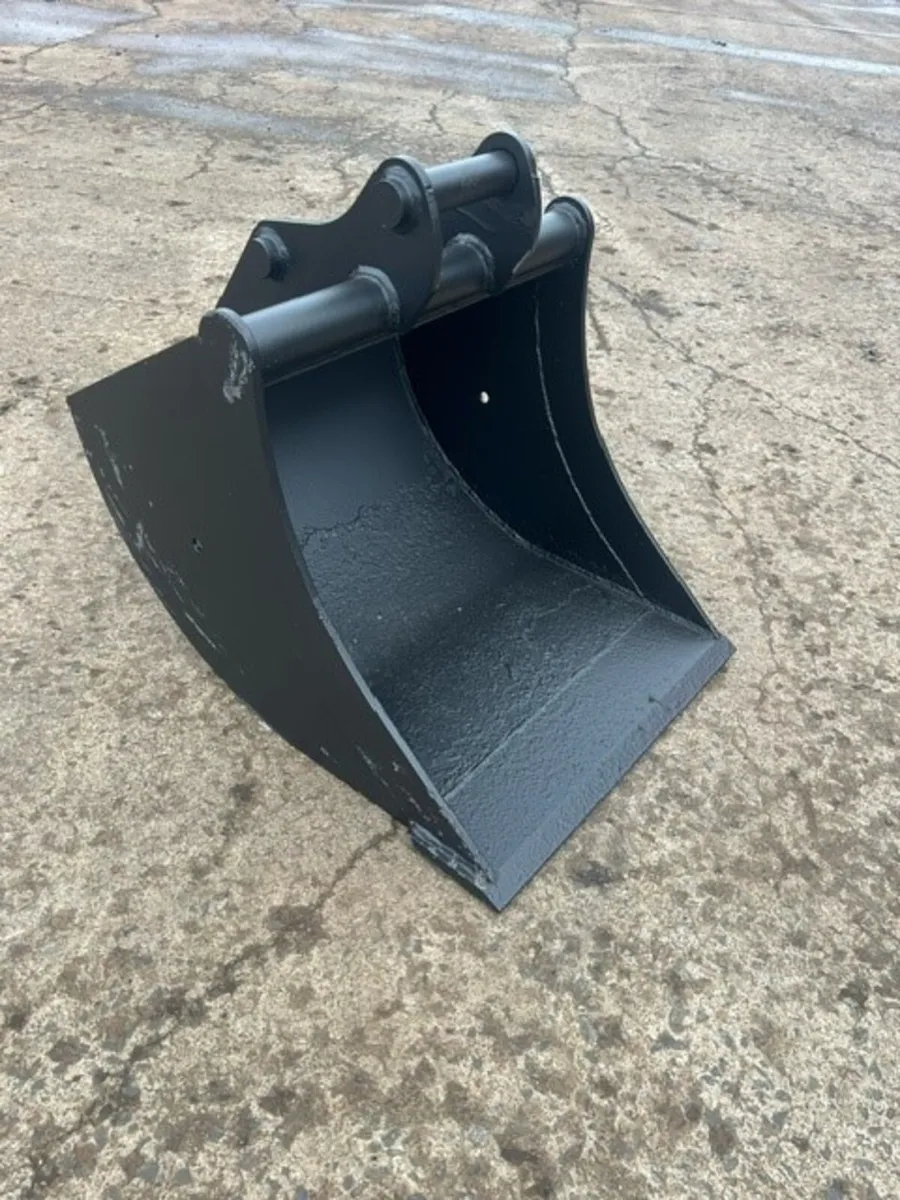 2ft no teeth scandi style digging bucket 4-5t - Image 1