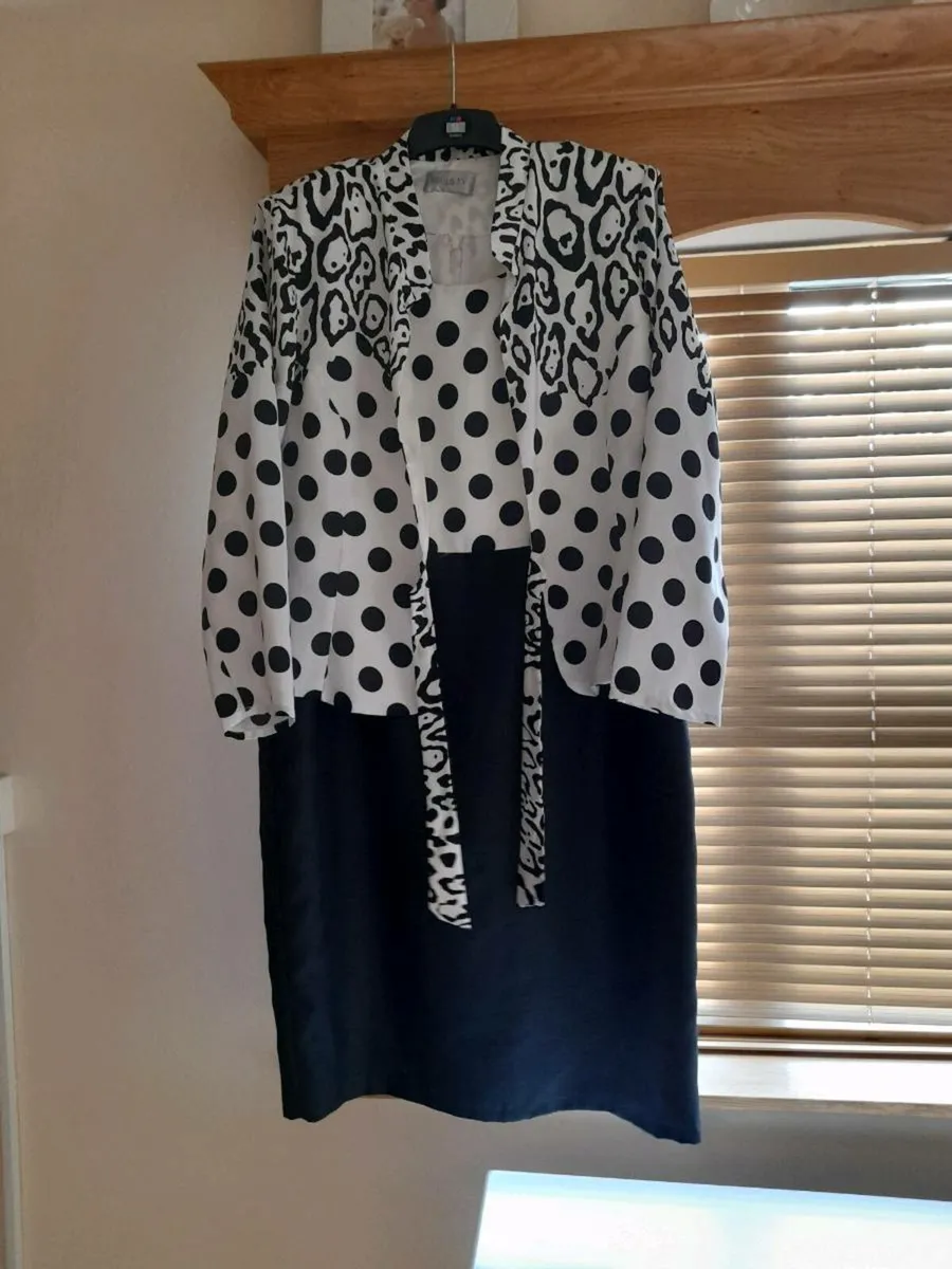 Ladies suit - Image 1