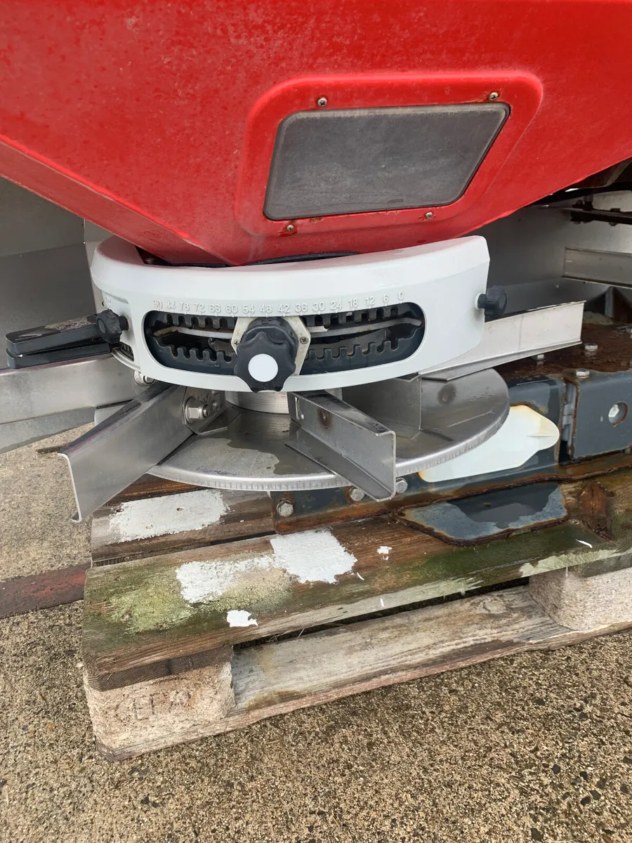 Vicon RO-M fertiliser spreader 2016. - Image 3