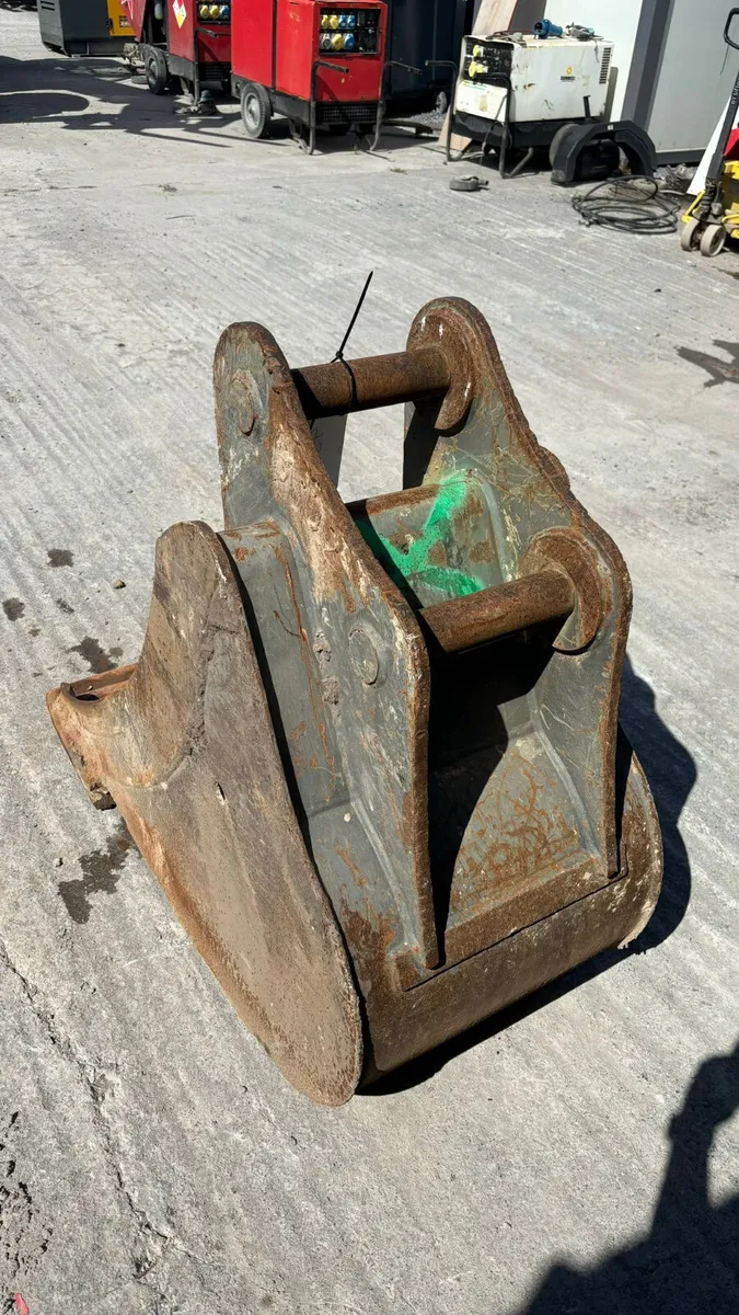 24” Bucket No Teeth 65MM pins - Image 2