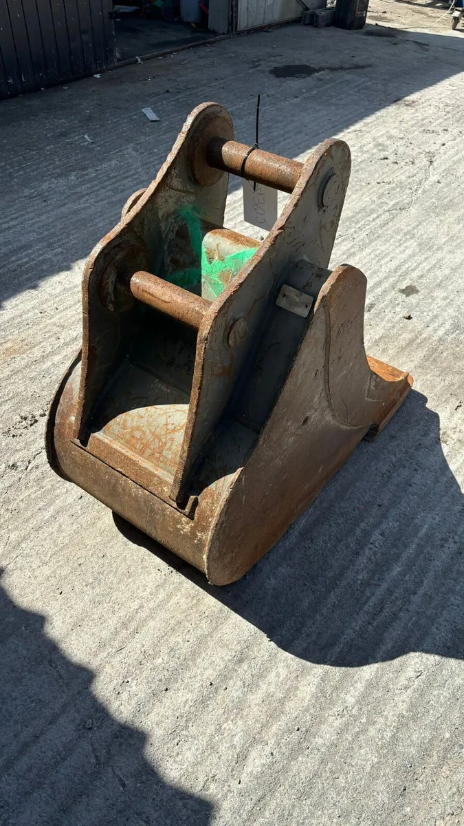 24” Bucket No Teeth 65MM pins - Image 3