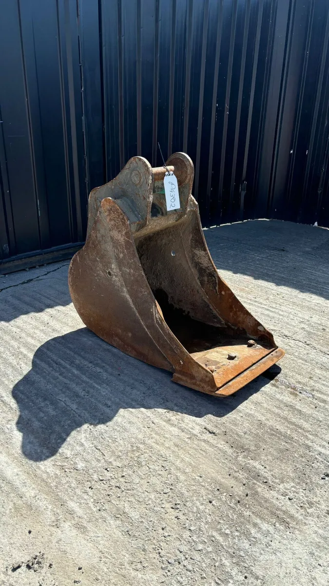 24” Bucket No Teeth 65MM pins - Image 1