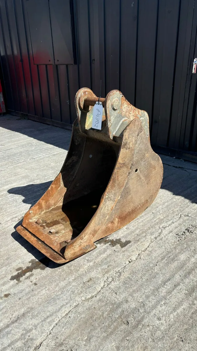 24” Bucket No Teeth 65MM pins - Image 4