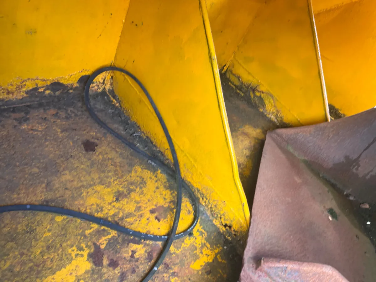 Tip bucket for rough Terain fork lift - Image 2