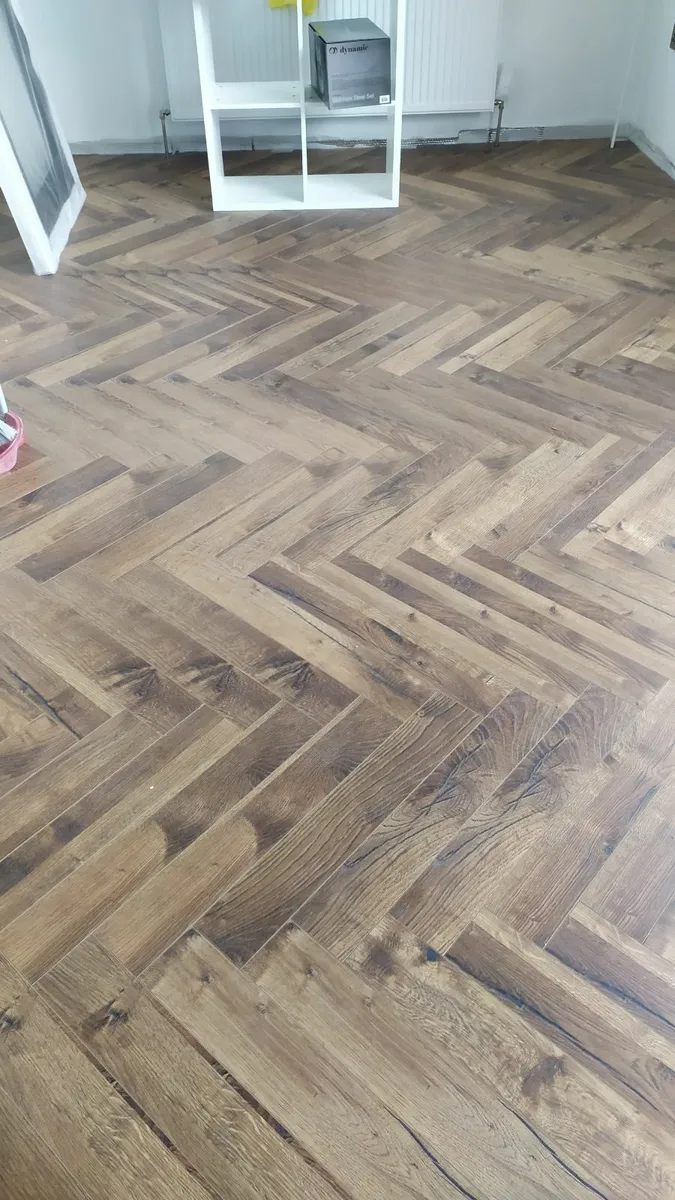 Tiler and floor panel installer - Image 2