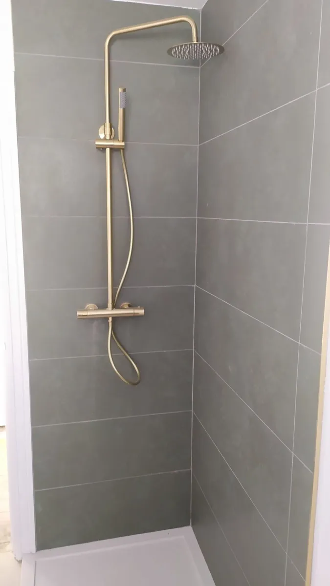 Tiler and floor panel installer - Image 4