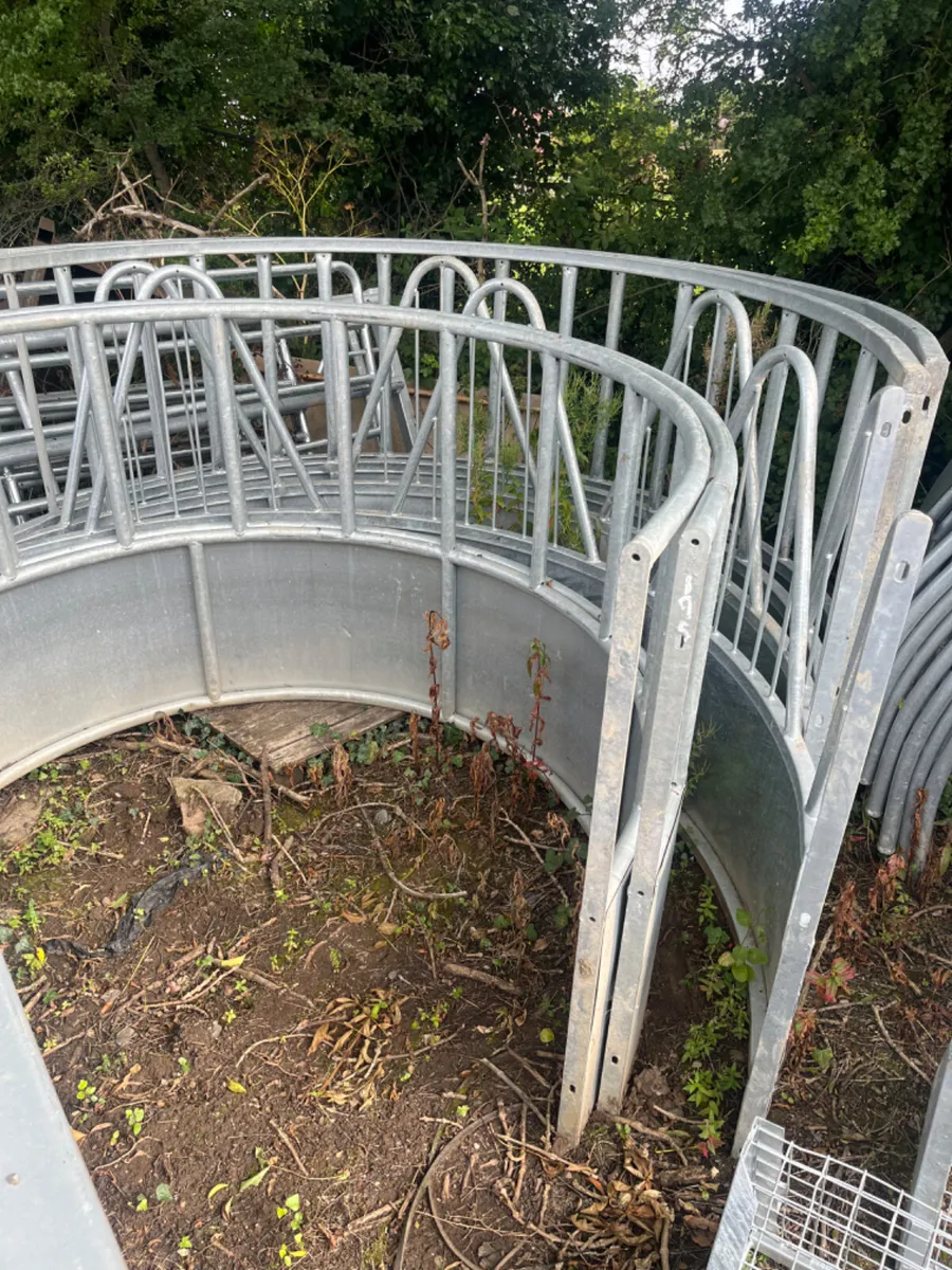 New cattle and horse ring feeders
