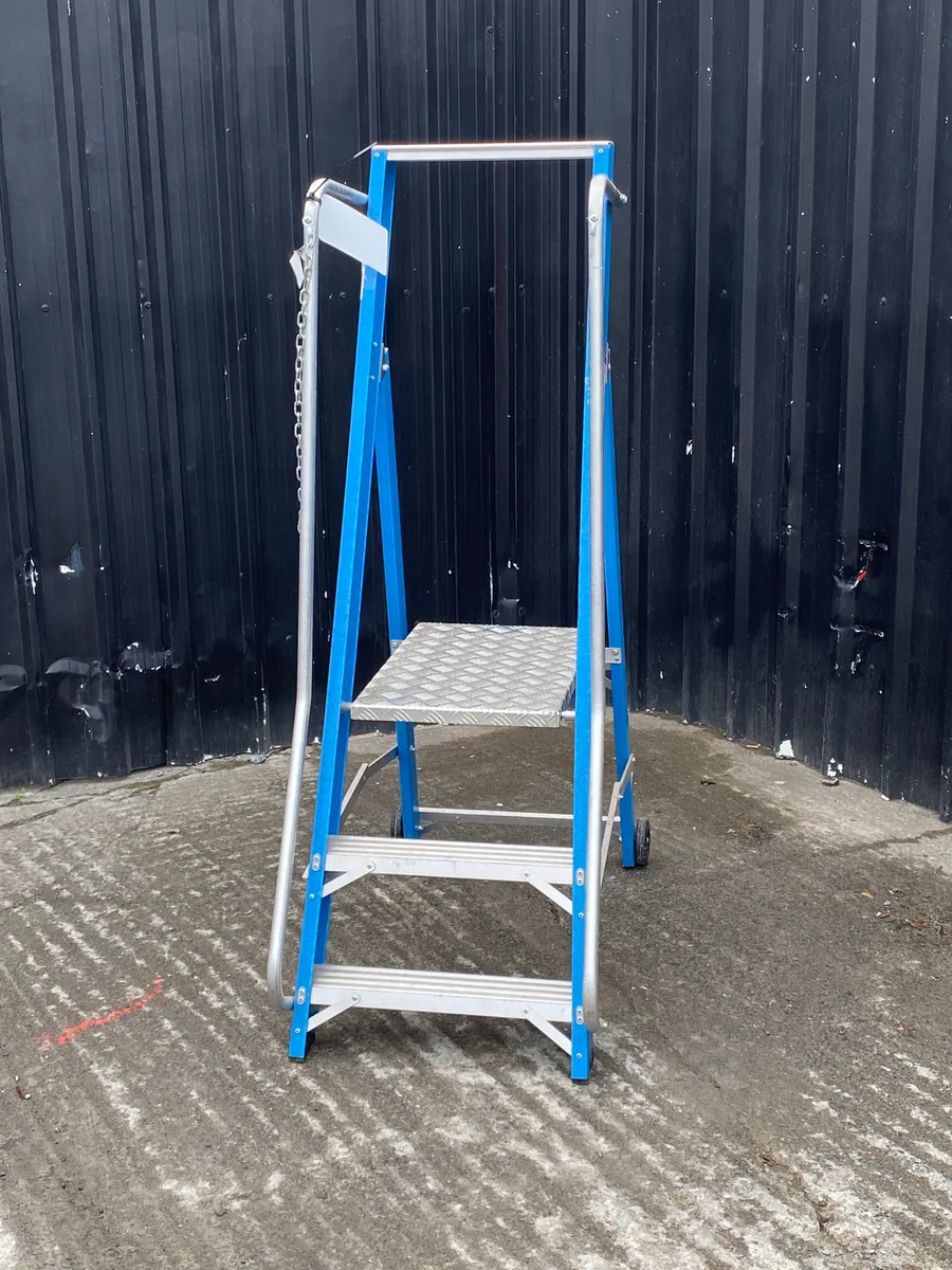 Podium Step Ladder LYTE - Image 1