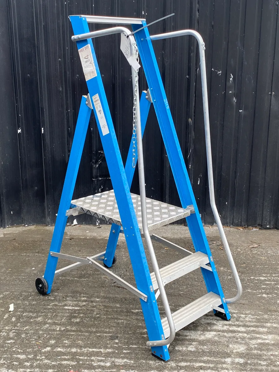 Podium Step Ladder LYTE - Image 3