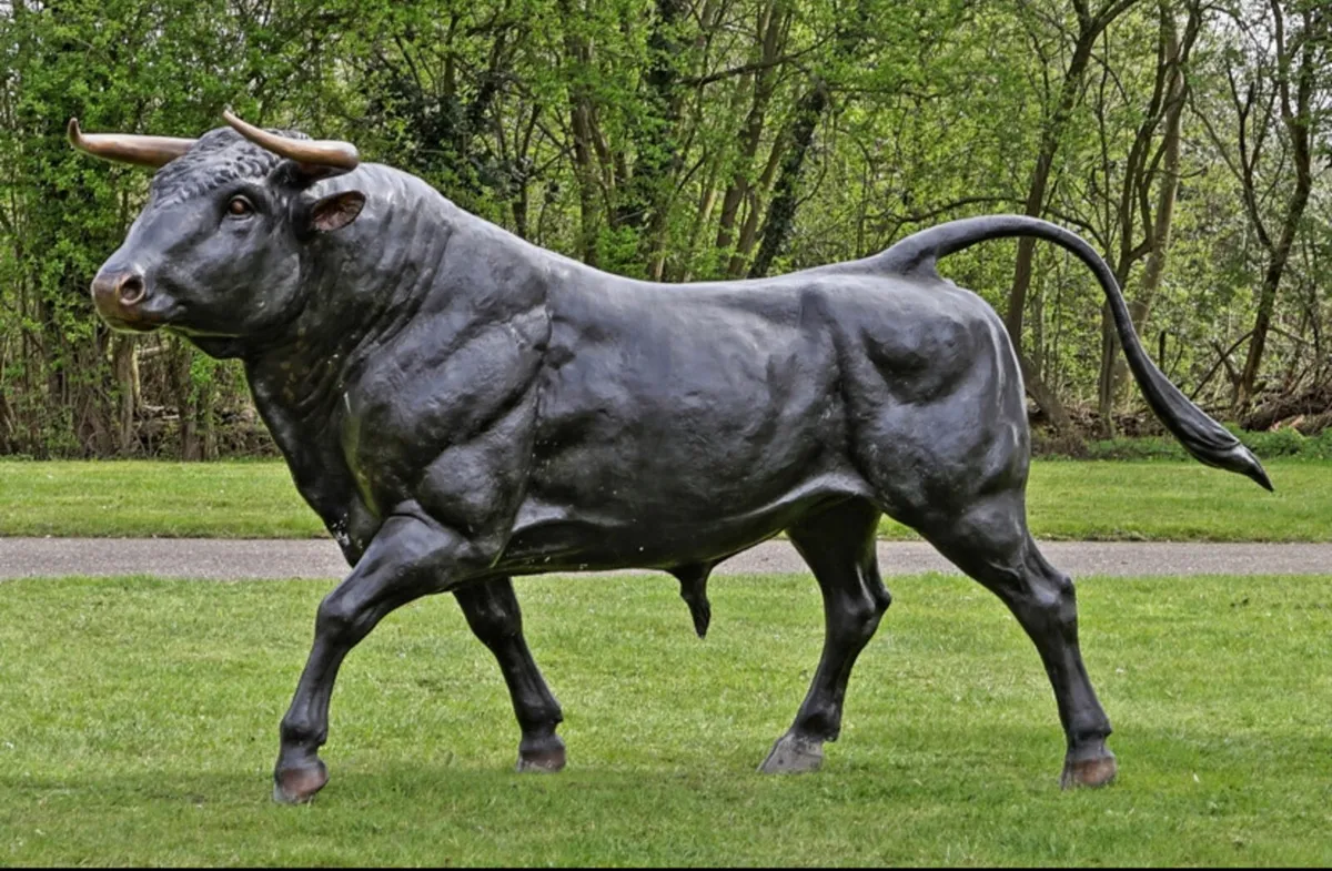 Bronze bull sculpture - Image 1