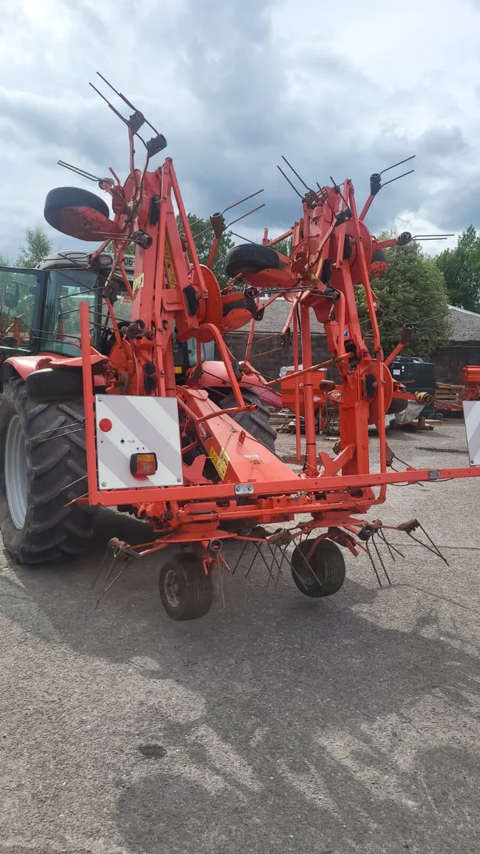 KUHN GF8702 Tedder - Image 1
