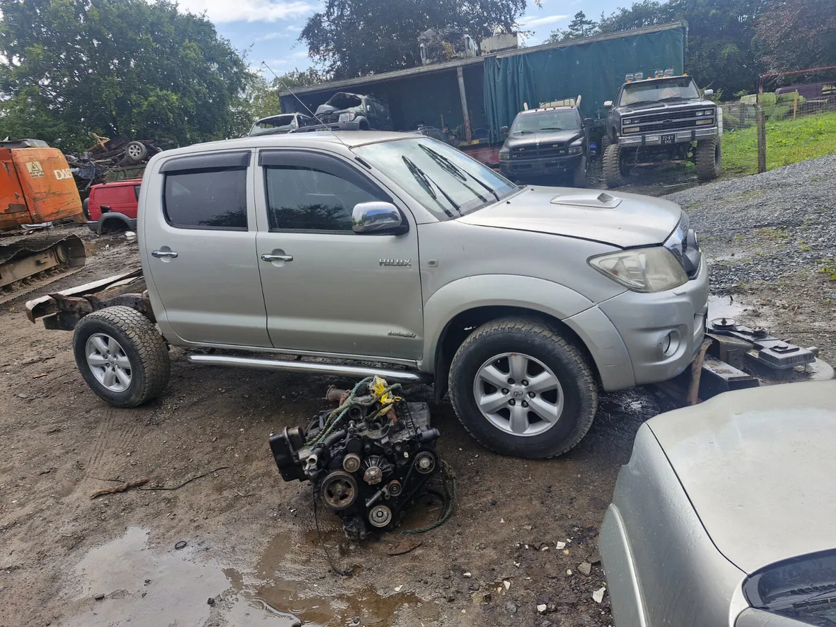 Toyota hilux 05 to 16 breaking for parts - Image 3