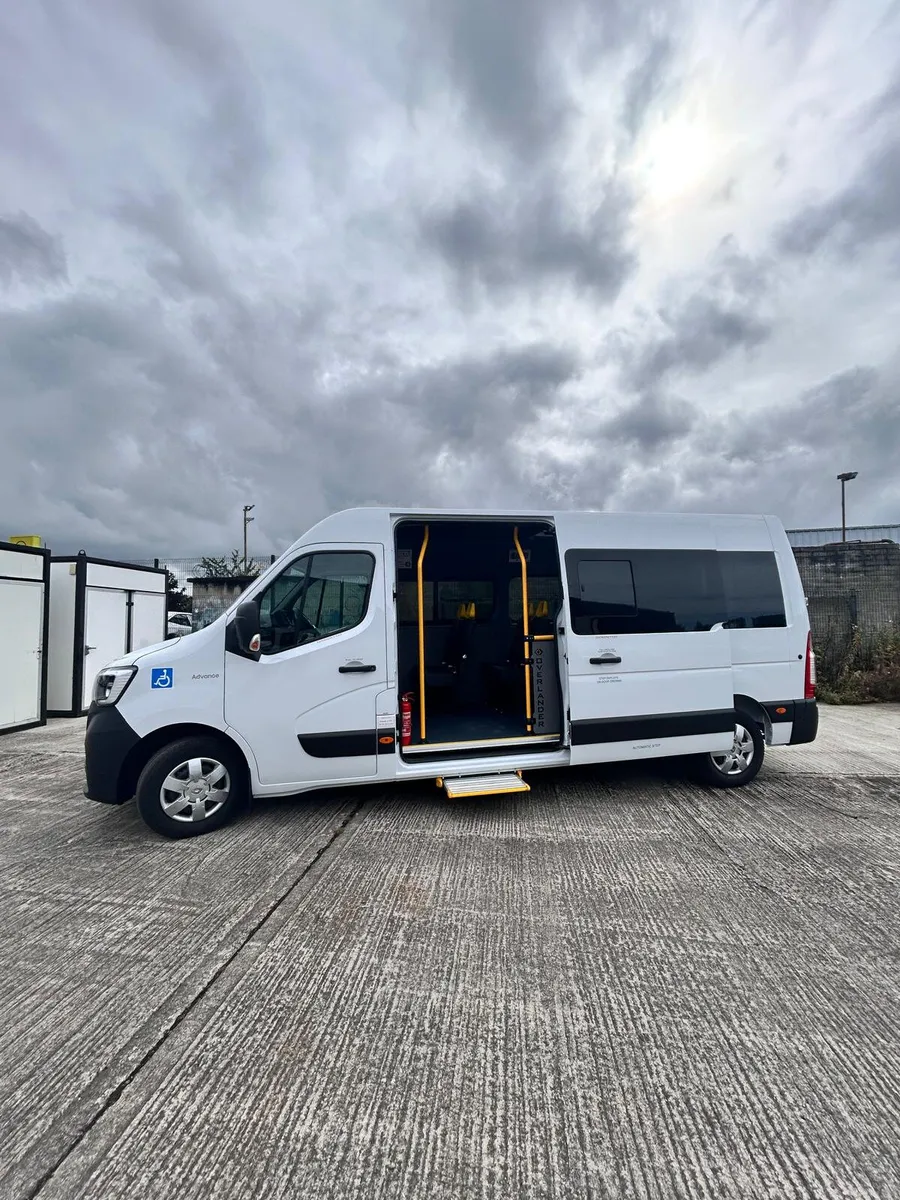 New Renault Master 9 Seater Minibus - Image 1