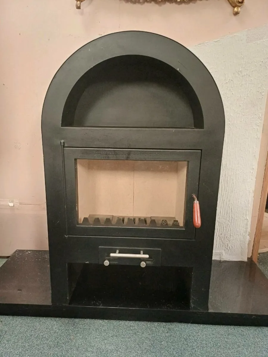 Stove and fireplace - Image 1