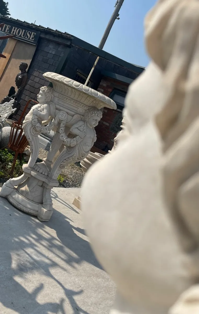 Decorative marble urns - Image 3